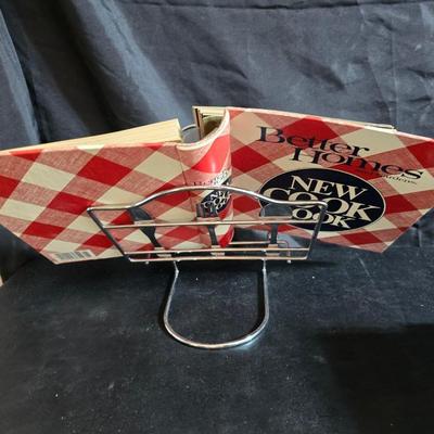 Kitchen linens and cookbooks - many like new!