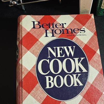 Kitchen linens and cookbooks - many like new!