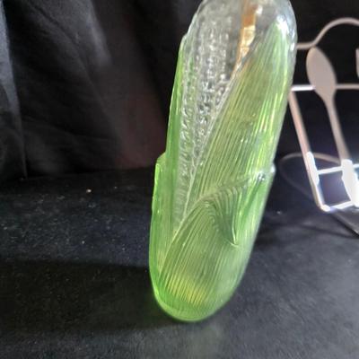 Kitchen linens and cookbooks - many like new!