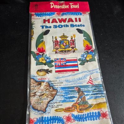 Kitchen linens and cookbooks - many like new!