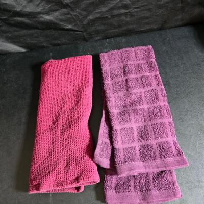 Kitchen linens and cookbooks - many like new!