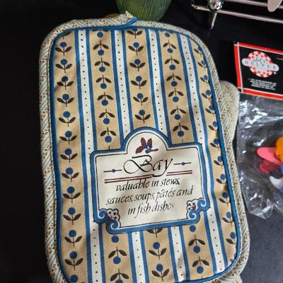 Kitchen linens and cookbooks - many like new!