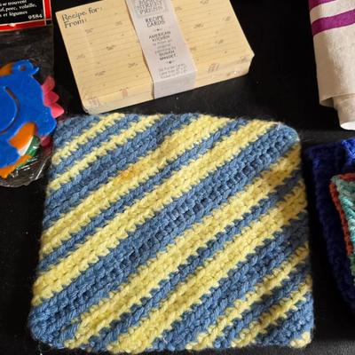 Kitchen linens and cookbooks - many like new!