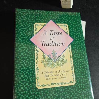 Kitchen linens and cookbooks - many like new!