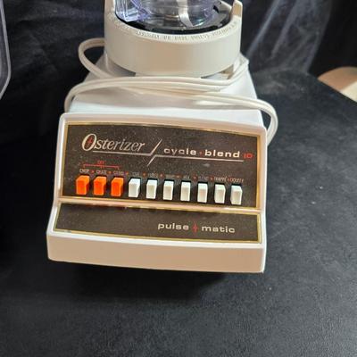Osterizer pulse matic multi speed blender with extra pitcher and some juice / drink storage containers