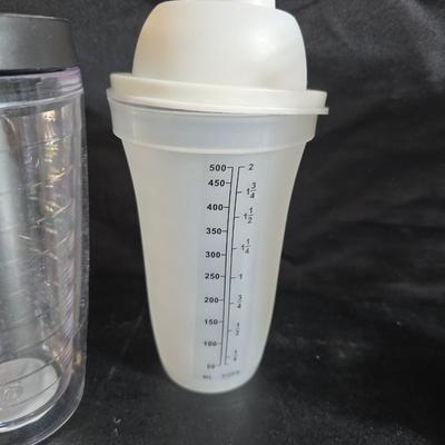 Osterizer pulse matic multi speed blender with extra pitcher and some juice / drink storage containers