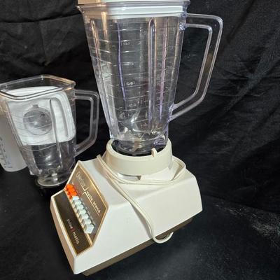 Osterizer pulse matic multi speed blender with extra pitcher and some juice / drink storage containers