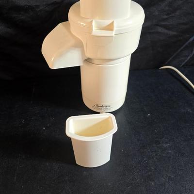 Sunbeam Oskar food processor - Assortment of kitchen utensils - strainer - and more