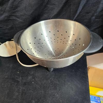 Sunbeam Oskar food processor - Assortment of kitchen utensils - strainer - and more