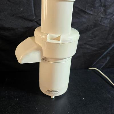 Sunbeam Oskar food processor - Assortment of kitchen utensils - strainer - and more