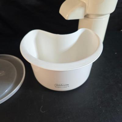 Sunbeam Oskar food processor - Assortment of kitchen utensils - strainer - and more