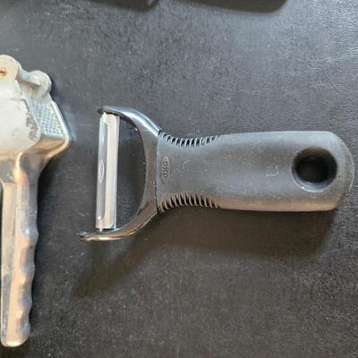 Sunbeam Oskar food processor - Assortment of kitchen utensils - strainer - and more