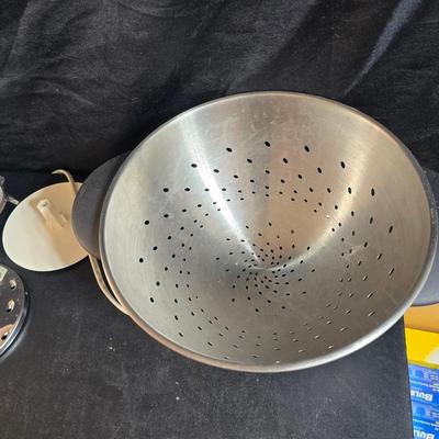 Sunbeam Oskar food processor - Assortment of kitchen utensils - strainer - and more