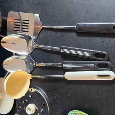 Sunbeam Oskar food processor - Assortment of kitchen utensils - strainer - and more