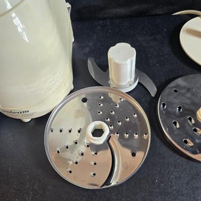 Sunbeam Oskar food processor - Assortment of kitchen utensils - strainer - and more