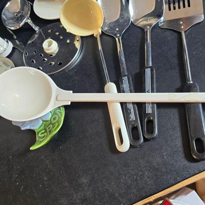 Sunbeam Oskar food processor - Assortment of kitchen utensils - strainer - and more