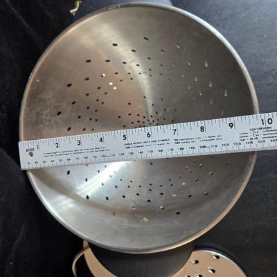 Sunbeam Oskar food processor - Assortment of kitchen utensils - strainer - and more