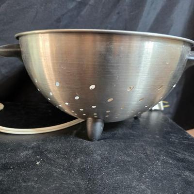 Sunbeam Oskar food processor - Assortment of kitchen utensils - strainer - and more