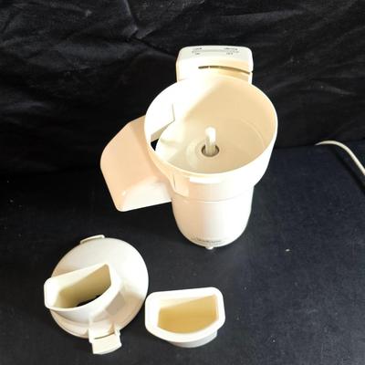 Sunbeam Oskar food processor - Assortment of kitchen utensils - strainer - and more