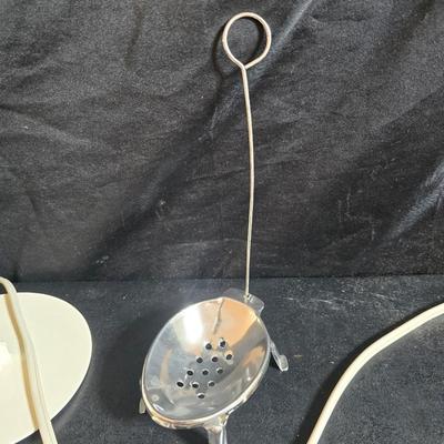 Sunbeam Oskar food processor - Assortment of kitchen utensils - strainer - and more