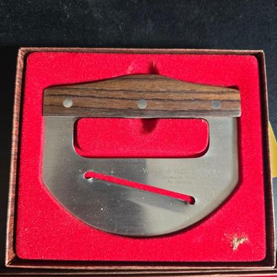 Winkler feed service utensils - Ulu knife - Turning fork - Carving set and a large scoop spoon all with wooden handles