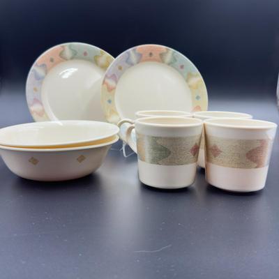 Sale Photo Thumbnail #52: Includes 18 Corning cups, 2 cereal bowls, and 3 dessert plates measuring 7 1/4"