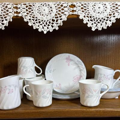 Sale Photo Thumbnail #67: Includes 4 dessert plates measuring 7 1/2", 3 bowls measuring 7", 7 Corning cups measuring 3 1/2" and 2 creamers.