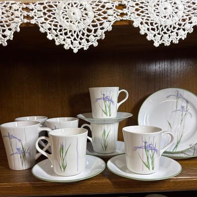 Sale Photo Thumbnail #78: Corelle Coordinates Dinnerware of 4 coffee cups measuring 3 1/2", 3 coffee cups measuring 4", and 2 Corelle Dessert Plates measuring 7 1/4"