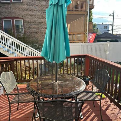 Outdoor patio umbrella