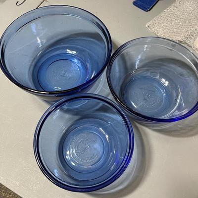 Anchor Hocking Cobalt Blue Set of 3 Mixing Bowls: (2) 1.5 Quart, (1) 2.5 Quart