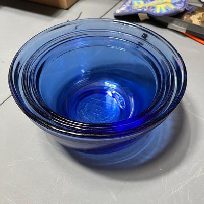 Anchor Hocking Cobalt Blue Set of 3 Mixing Bowls: (2) 1.5 Quart, (1) 2.5 Quart