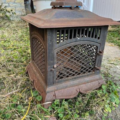 Rustic cast iron Outdoor grated fire pit