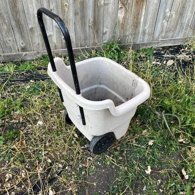 Suncast 15 gallon Gardening wheel barrel