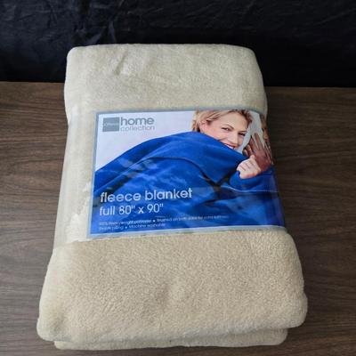 Brand-new Full-sized JC Penny home collection fleece blanket - 80" x 90"