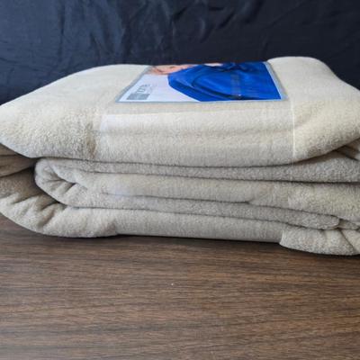 Brand-new Full-sized JC Penny home collection fleece blanket - 80" x 90"