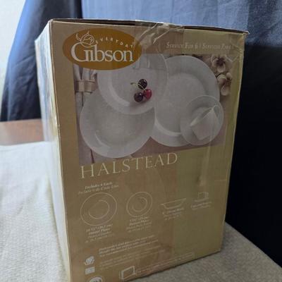 Brand new 30-piece everyday Gibson ceramic Halstead dish set with tablecloth