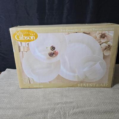 Brand new 30-piece everyday Gibson ceramic Halstead dish set with tablecloth