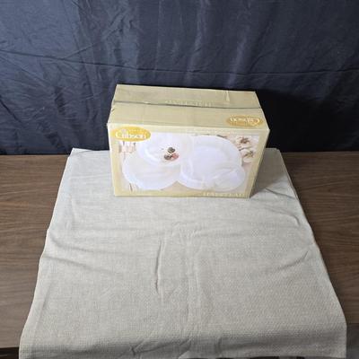 Brand new 30-piece everyday Gibson ceramic Halstead dish set with tablecloth