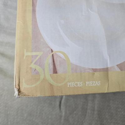 Brand new 30-piece everyday Gibson ceramic Halstead dish set with tablecloth