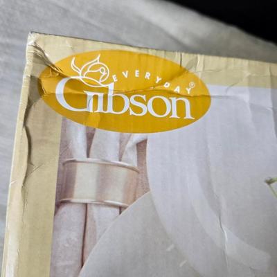 Brand new 30-piece everyday Gibson ceramic Halstead dish set with tablecloth