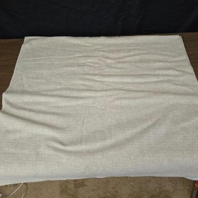 Brand new 30-piece everyday Gibson ceramic Halstead dish set with tablecloth