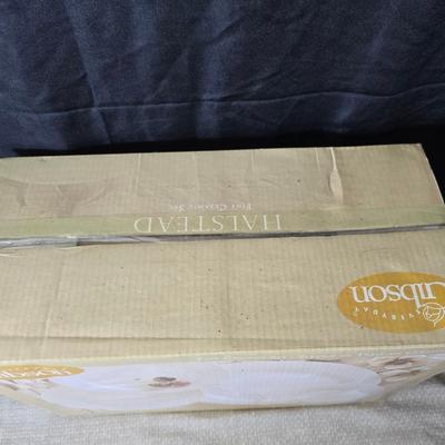 Brand new 30-piece everyday Gibson ceramic Halstead dish set with tablecloth