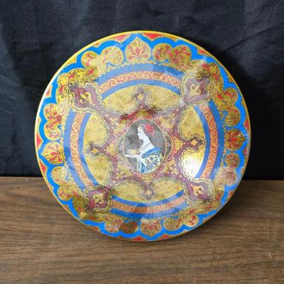 Authentic native handicraft Alaskan mask by Ruth Rulland - Anaktuvuk Pass in a protective tin