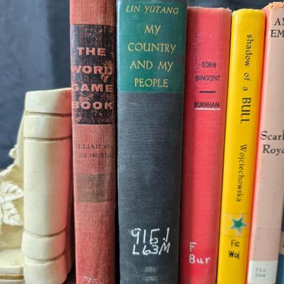 Universal Statuary Corp. mid-century chalkware bookends, featuring a floral design with an assortment of old books