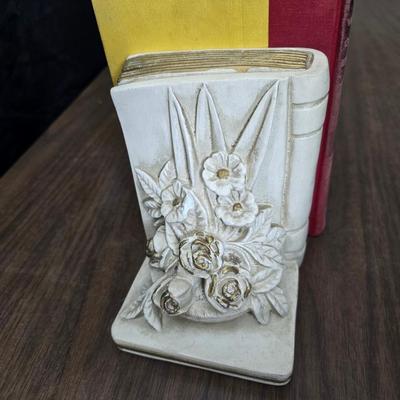 Universal Statuary Corp. mid-century chalkware bookends, featuring a floral design with an assortment of old books