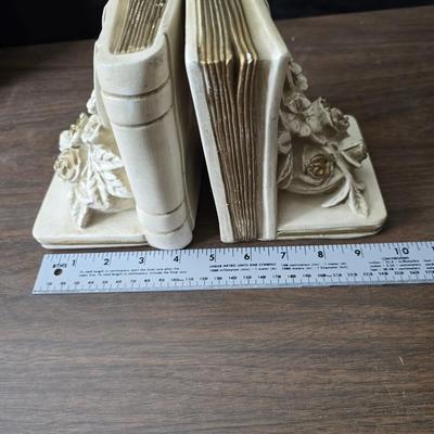 Universal Statuary Corp. mid-century chalkware bookends, featuring a floral design with an assortment of old books