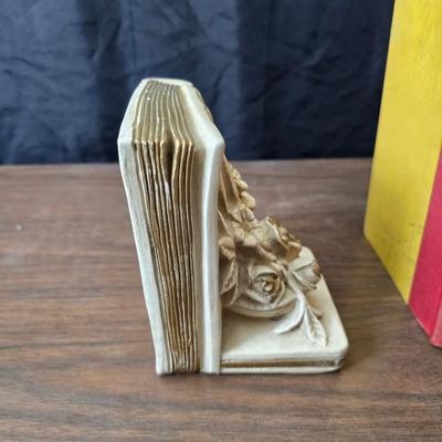 Universal Statuary Corp. mid-century chalkware bookends, featuring a floral design with an assortment of old books