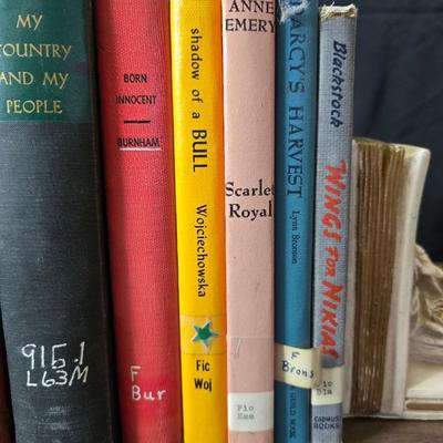 Universal Statuary Corp. mid-century chalkware bookends, featuring a floral design with an assortment of old books