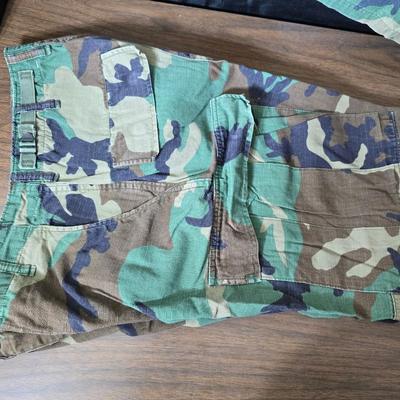 Four vintage USMC brown-dominant ERDL jungle jackets with a pair of pants - see photos for sizes