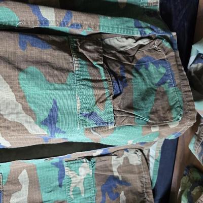 Four vintage USMC brown-dominant ERDL jungle jackets with a pair of pants - see photos for sizes